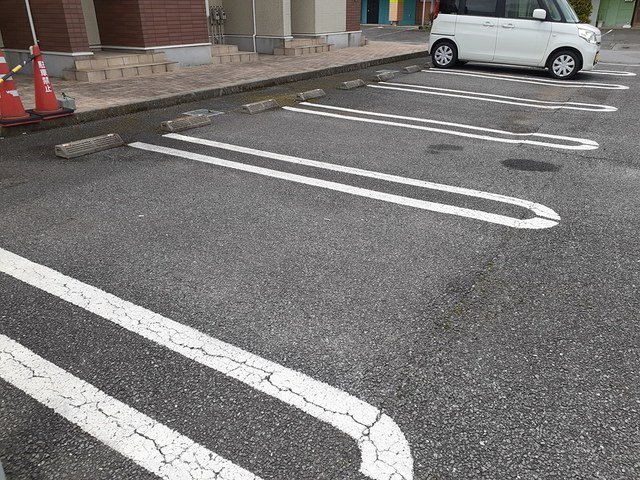 駐車場　駐車場に車を止められます
