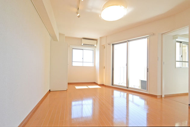 居室・リビング　窓が多い明るいお部屋です