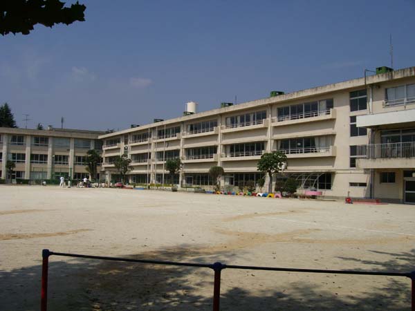 小学校　常盤平第三小学校（小学校）まで620m