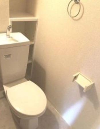トイレ　同じ建物の別のお部屋の写真です。現況優先。