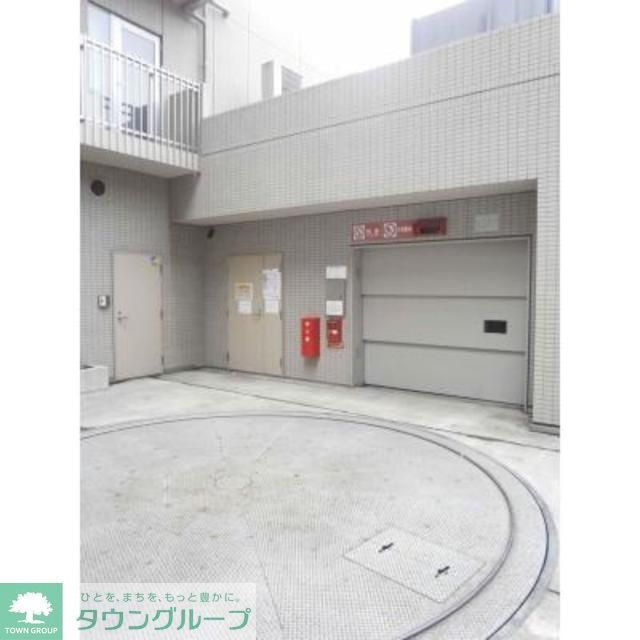駐車場　玄関