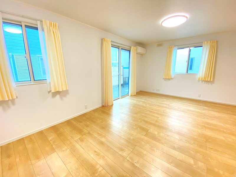 居室・リビング　窓が多く日差しが入り明るいお部屋