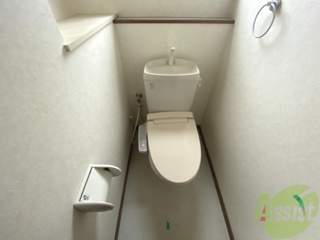 トイレ　温水洗浄便座なので快適に使用できそうですね。