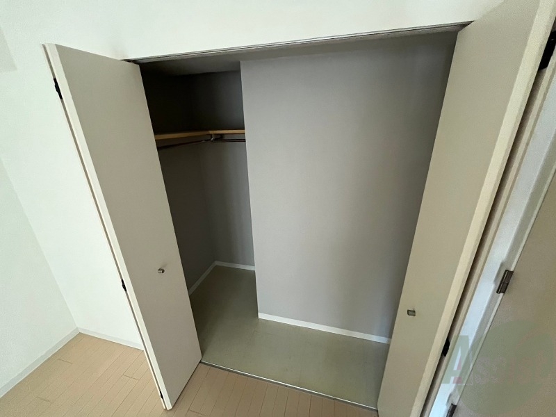 収納　こちらの収納にはハンガーをかけて服もしまえますね。