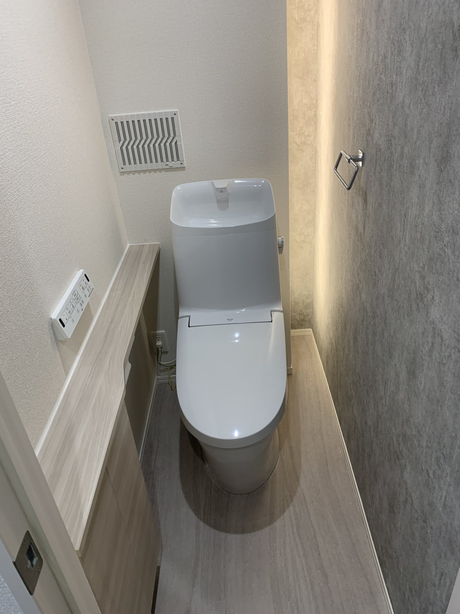 トイレ　イメージ写真　温水洗浄便座付トイレ