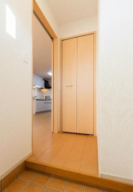 玄関　※同タイプ別物件の写真になります。