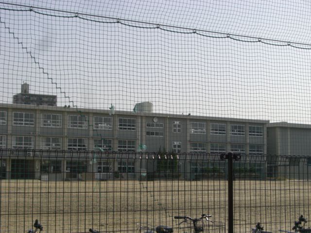 小学校　四日市市立常磐小学校（小学校）まで872m