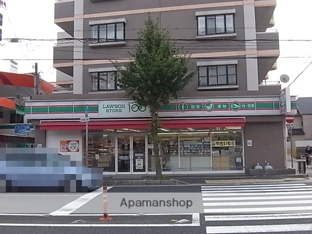 コンビニ　ローソンストア１００（コンビニ）まで912m