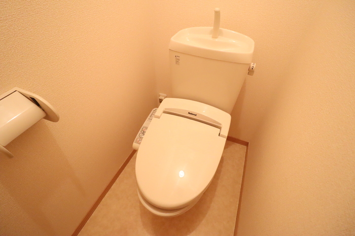 トイレ　※写真は同間取りの101号室の物です