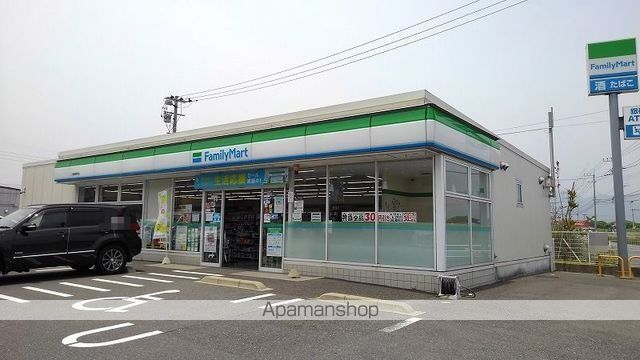 コンビニ　ファミリーマート（コンビニ）まで800m