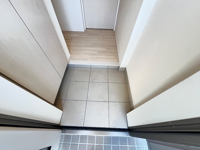 玄関　※同タイプの部屋写真です