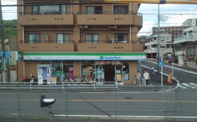 コンビニ　ファミリーマート花月園駅前店（コンビニ）まで344m