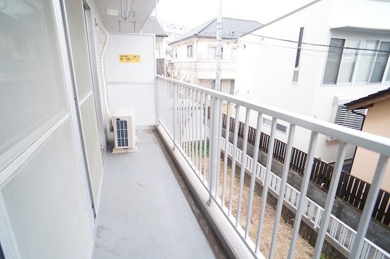 バルコニー　２部屋にまたがる大きなバルコニー。