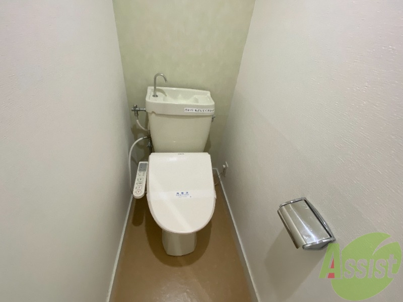 トイレ　ウォシュレット機能がついているので安心ですね。