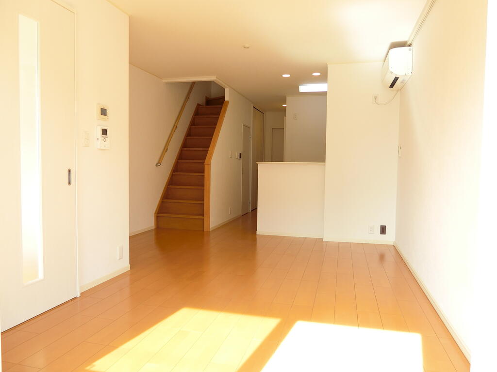 居室・リビング　室内写真・動画・パノラマは同物件中部屋部屋のものです