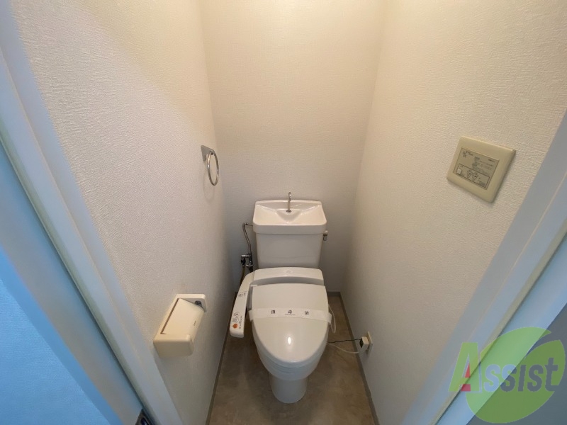 トイレ　トイレは温水洗浄便座付きで、ちょうどいい広さですね。