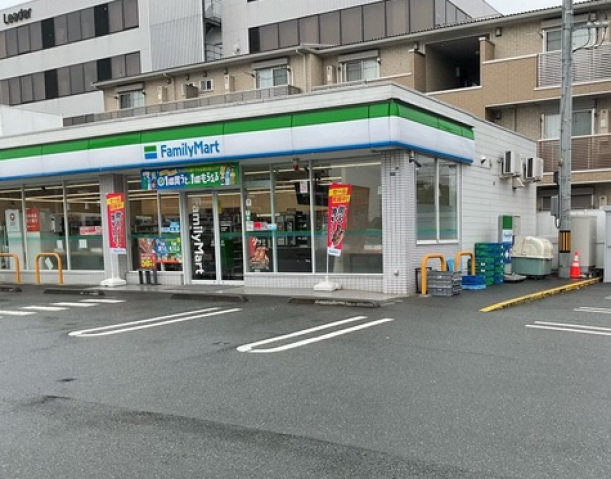 コンビニ　ファミリーマート横浜綱島東店（コンビニ）まで647m