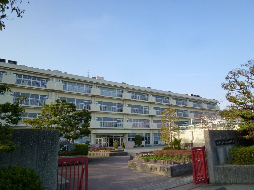 中学校　宝塚市立　中山五月台中学校（中学校）まで752m