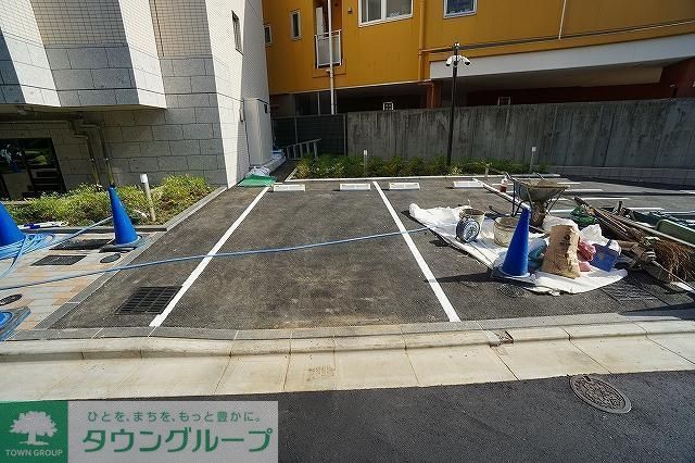 駐車場　自動車