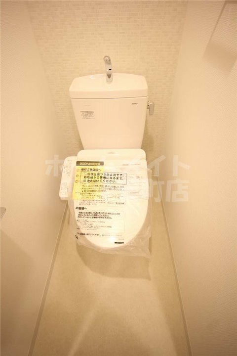 トイレ　温水洗浄付き便座です