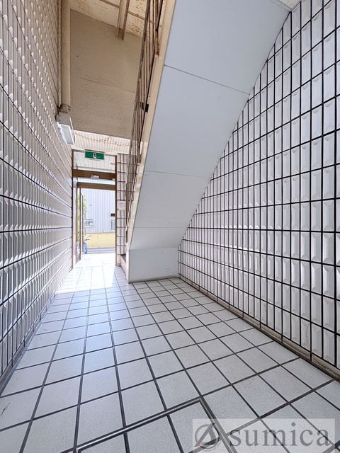 エントランス　落ち着いたエントランス。マンションを演出します。