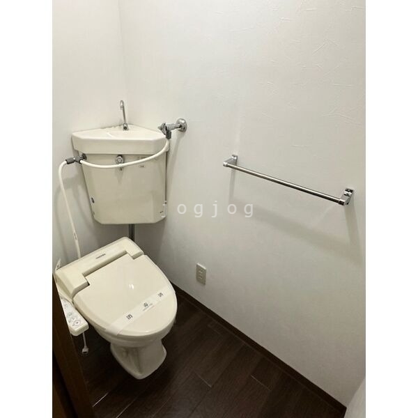 トイレ　嬉しい温水洗浄便座付きのトイレです。