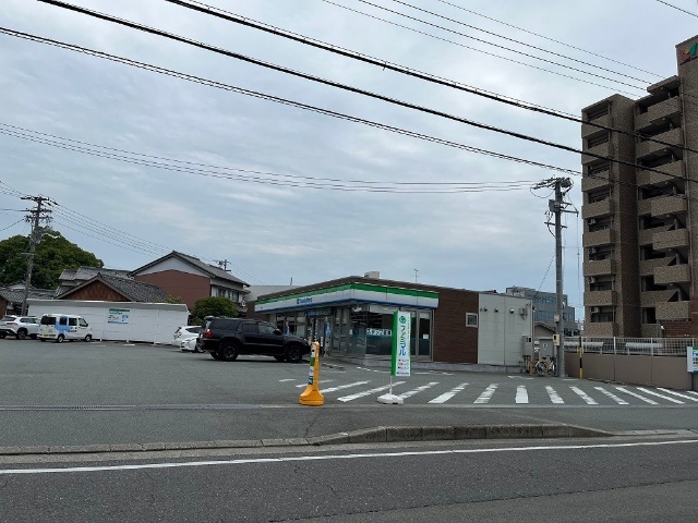 コンビニ　ファミリーマート津岩田店（コンビニ）まで549m