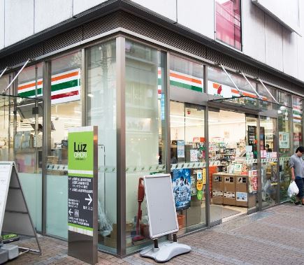 コンビニ　セブン－イレブンラズ大森店（コンビニ）まで147m