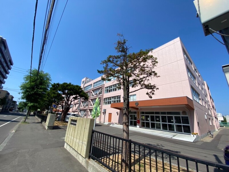 中学校　札幌市立北辰中学校（中学校）まで789m
