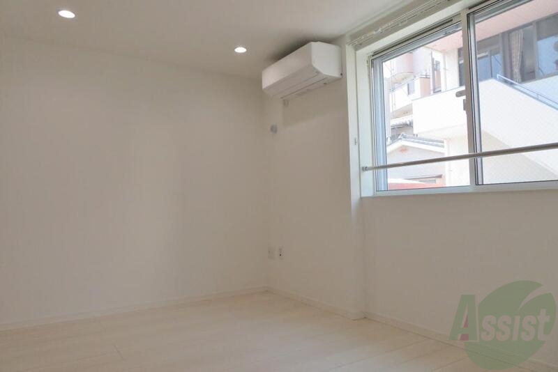 居室・リビング　白を基調とした明るいお部屋です。清潔感があっていいですね。