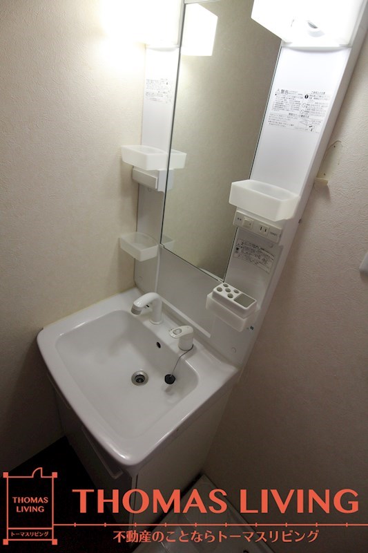 洗面設備　明るい洗面台