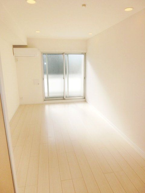 居室・リビング　フローリング張りで広々８，９帖の洋室です。