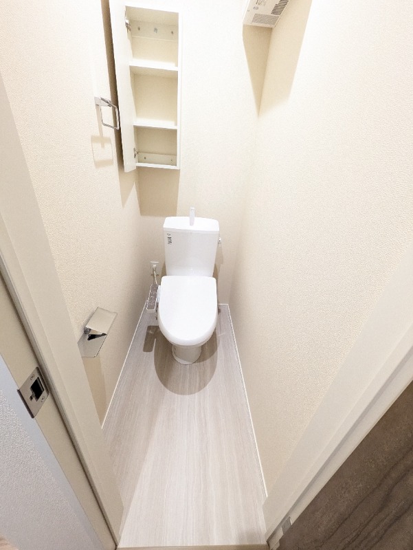 トイレ　便利な棚付き／温水洗浄機能付きのトイレ