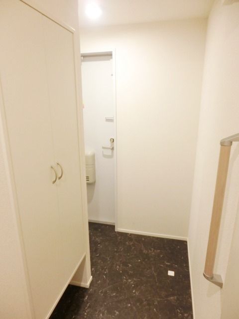 玄関　玄関にはシューズボックスがあります