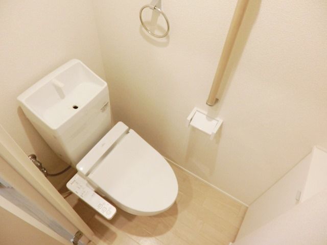 トイレ　温水洗浄便座付きのトイレです