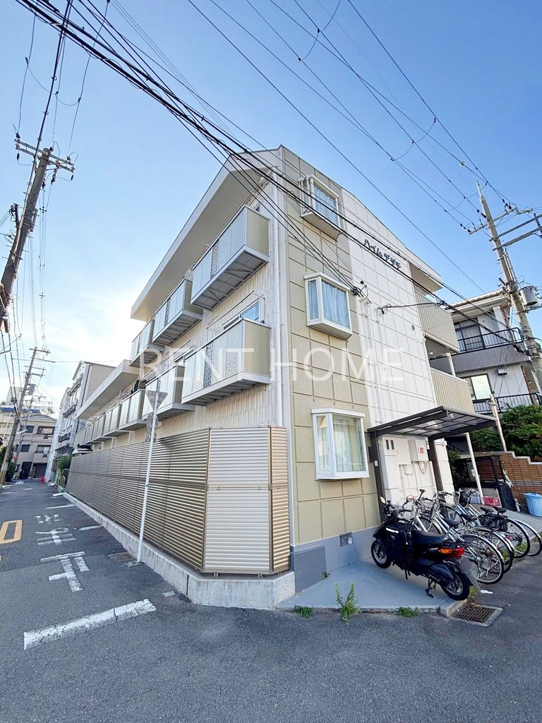 建物外観　鉄骨造３階建てマンションです。