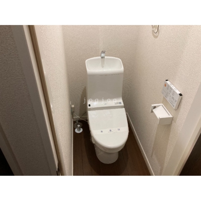 トイレ　嬉しい温水洗浄便座付きのトイレです。