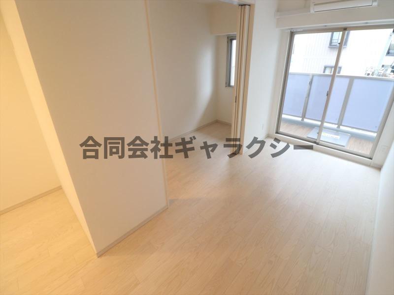 居室・リビング　8.5帖のリビング、3帖の洋室です