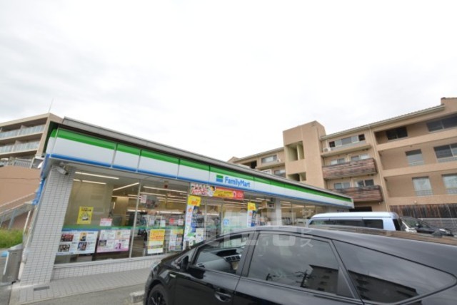 コンビニ　ファミリーマート　豊中上新田四丁目（コンビニ）まで401m