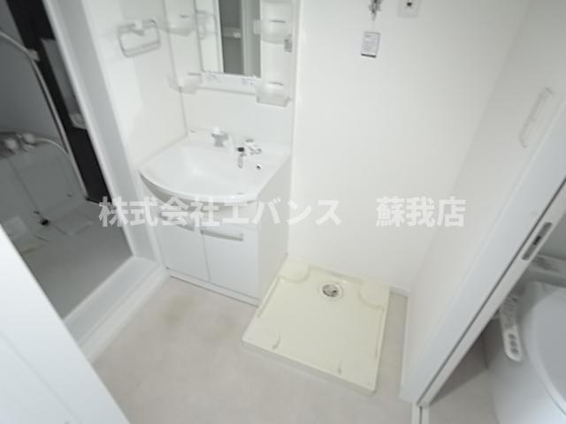 洗面設備　明るい洗面所です
