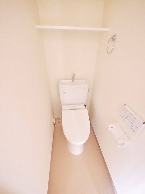 トイレ　※お部屋の階数により建具の色合いが違います　現況優先