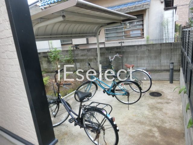 駐車場　屋根付き駐輪場