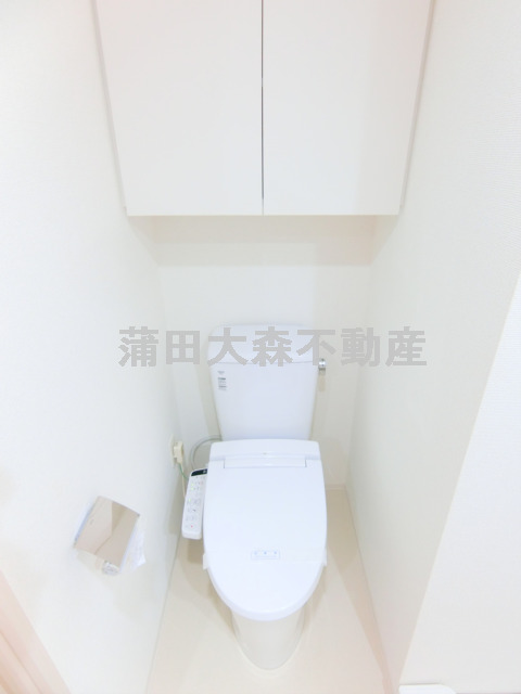 トイレ　棚収納と温水洗浄便座トイレ