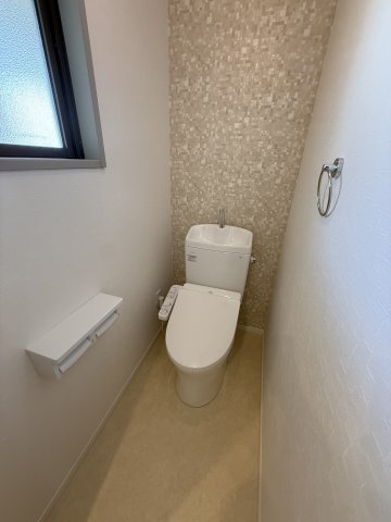 トイレ　落ち着いた色調のトイレです