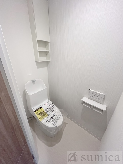 トイレ　人気アイテムの温水洗浄便座。清潔感のあるトイレです。