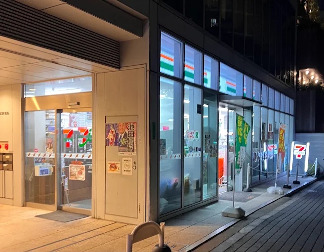 コンビニ　セブンイレブン六本木7丁目店（コンビニ）まで125m