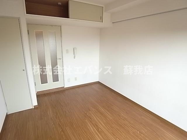 その他部屋・スペース　落ち着いた色調の寝室です