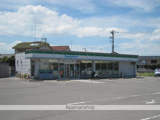 コンビニ　ファミリーマート（コンビニ）まで687m