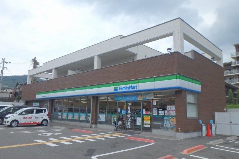 コンビニ　ファミリーマート彩都やまぶき店（コンビニ）まで358m