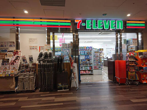 コンビニ　セブンイレブンAIM日本医科大学付属病院店（コンビニ）まで413m